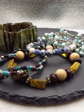 FIVE STONE, SHELL, ARTGLASS & FAUX PERL BRACELETS LOT 1